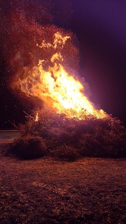 Einsatzfoto B01.1 Brennt Maifeuer
